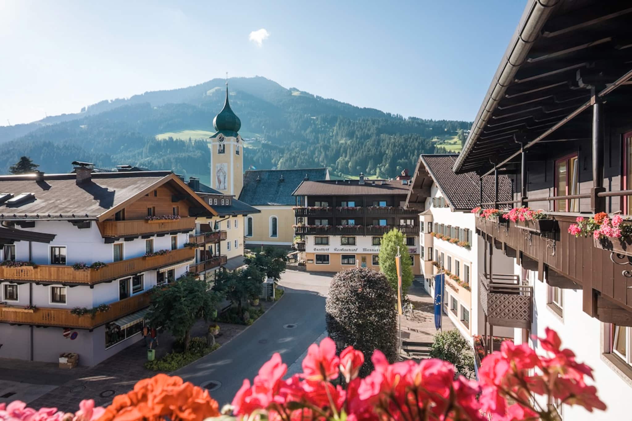 Zicht vanaf balkon op de bergen en groene dalen van Tirol.